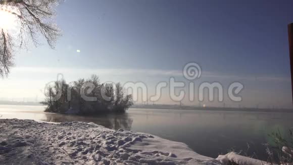 雪覆盖的岛屿的景色视频的预览图