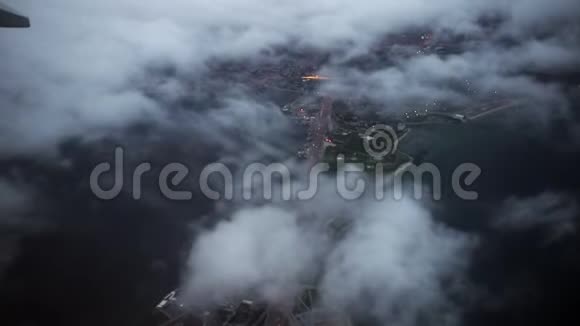 透过云层俯瞰城市美景视频的预览图
