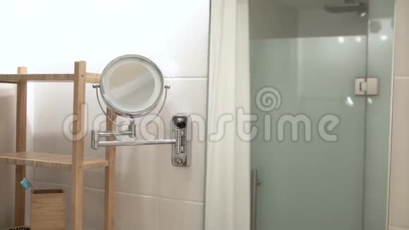 男人在浴室里看镜子和触摸的脸视频的预览图