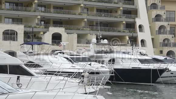 马耳他PortomasoMarina停泊的超级游艇视频的预览图