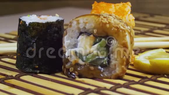 竹席旋转上的寿司卷视频的预览图