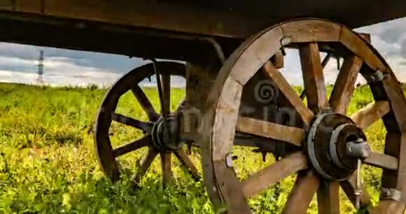 古玩木车独自站在田野里美丽的秋景超脱时间流逝沉重的秋空视频的预览图