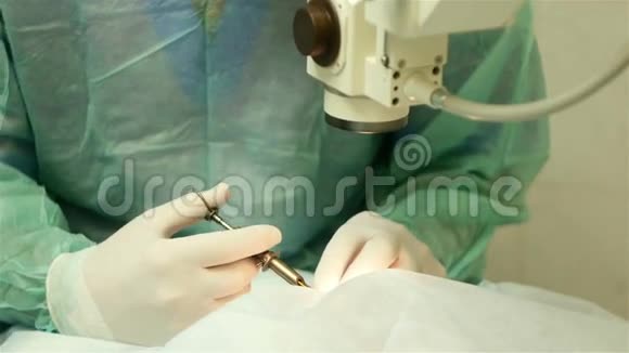 手术眼镜头注射器进入镜头视频的预览图