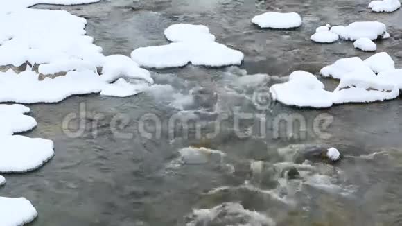 冬季河水的近距离流动视频的预览图