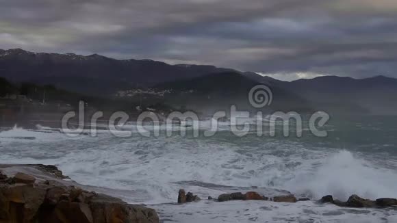 巨大的波浪在石头上破碎缓慢的运动视频的预览图