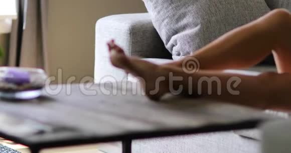 躺在沙发上摸肚子的孕妇微笑视频的预览图