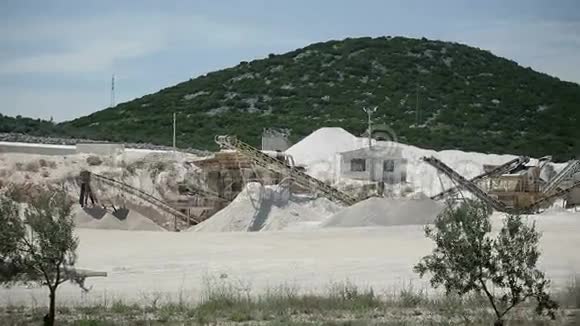 克罗地亚采石场的石料生产视频的预览图