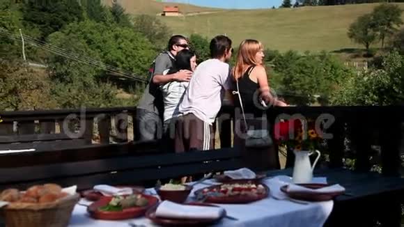 两对夫妇在吃冷切肉前看着大自然视频的预览图