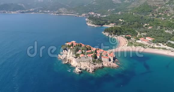 黑山SvetiStefan小岛和度假胜地的鸟瞰图视频的预览图