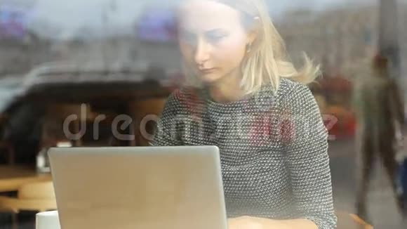 女商人手提电脑在咖啡馆喝咖啡视频的预览图