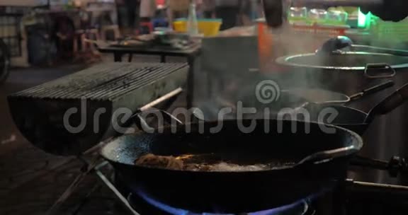泰国曼谷街头餐厅烹饪视频的预览图