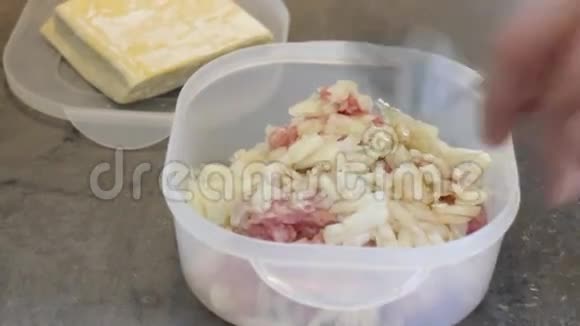 把猪肉和洋葱混在一起做饺子馅视频的预览图