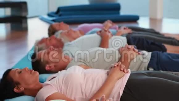 瑜伽课闭着眼睛躺着放松视频的预览图