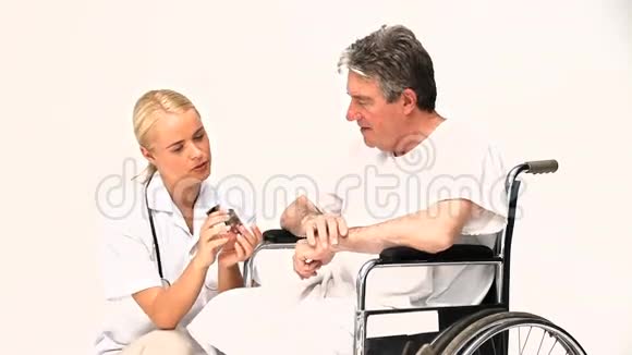 坐在轮椅上听护士说话的人视频的预览图