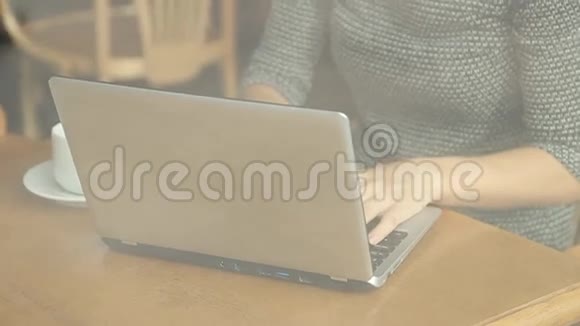 女商人手提电脑在咖啡馆喝咖啡视频的预览图