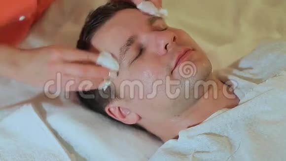 面部清洁按摩脸部和颈部视频的预览图