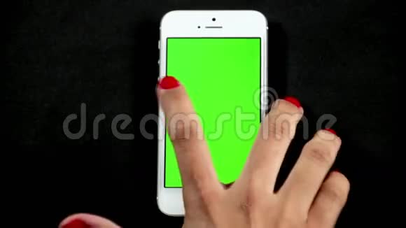 绿色智能手机触摸屏手指手势视频的预览图