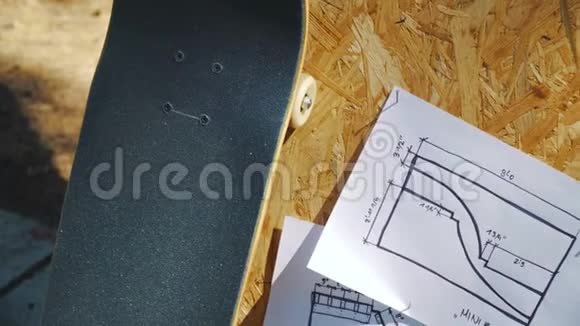 滑板在木制背景上并计划在溜冰场的迷你坡道视频的预览图