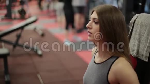非常漂亮的健身女在健身房用哑铃锻炼视频的预览图
