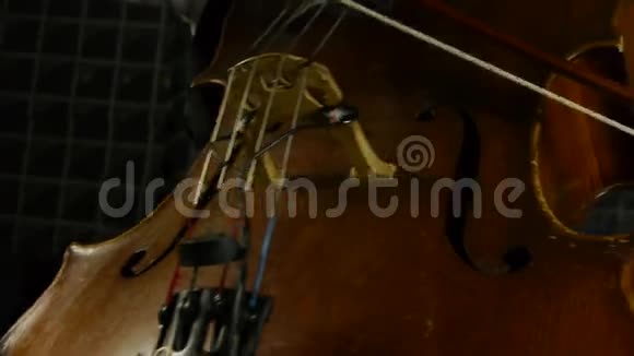 大提琴演奏把绳子勒住视频的预览图
