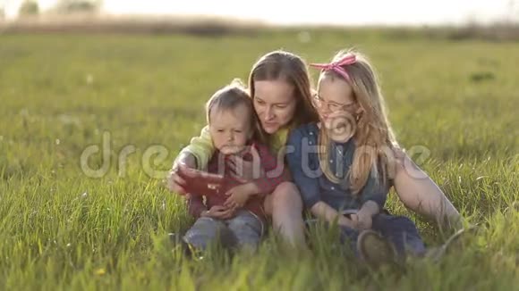 微笑的家人用智能手机自拍视频的预览图