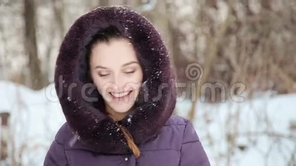 冬天玩雪的漂亮女孩视频的预览图