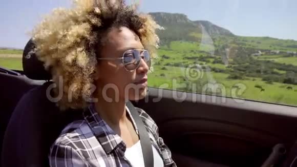 一个年轻的黑人女人开车视频的预览图