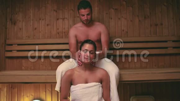 男人在桑拿浴中给女友做颈部按摩视频的预览图