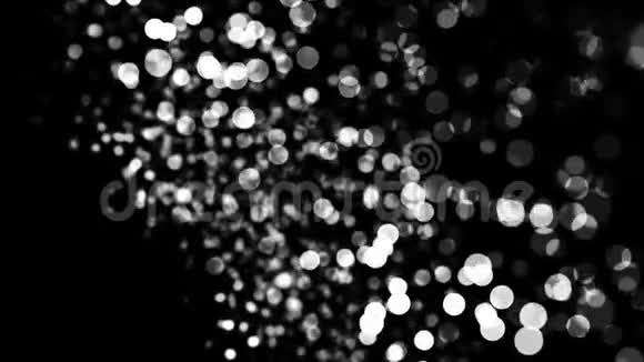 神奇闪亮的白色bokeh灯在黑色背景上缓慢飞行单色动画美丽的发光小点视频的预览图