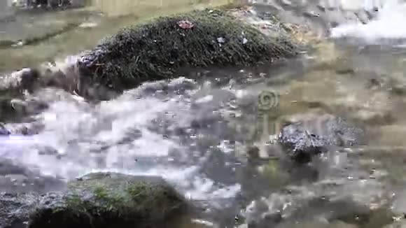 用石头和音响俯瞰野河视频的预览图