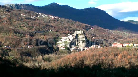 意大利莫利塞伊塞尼亚省CerroalVolturo小镇视频的预览图
