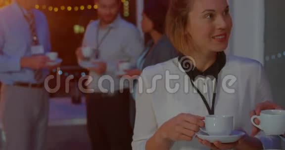 商务人士在休息时一边喝咖啡一边互动视频的预览图