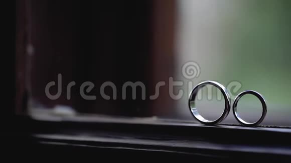 银婚戒指在窗口与阳光灯光照明宏观特写拍摄钻石珠宝视频的预览图