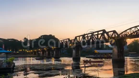 随着游客在桥上散步桥在葵河上的时间流逝是一个重要的里程碑视频的预览图