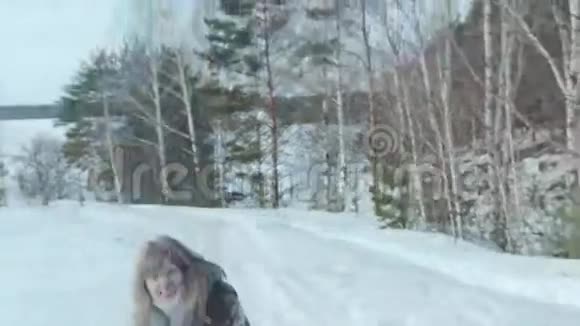 在冬天的森林里打雪仗的夫妇慢动作视频的预览图