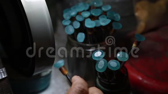 宝石用抛光工具抛光石蓝色视频的预览图