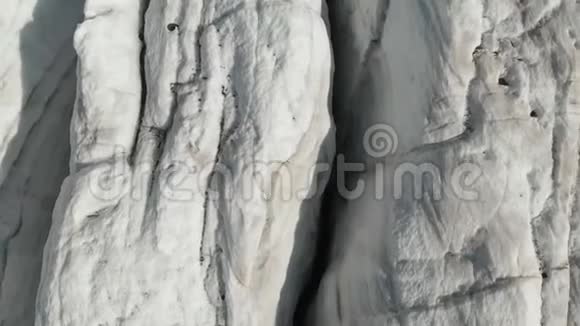 在4K山区爬行冰川的深裂缝上近距离低空飞行火山灰粉末黄色视频的预览图