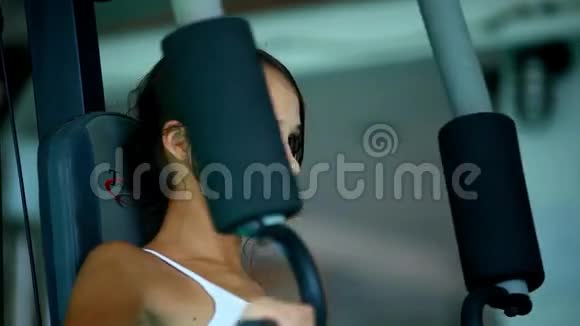 运动的年轻女子在车床上做运动视频的预览图