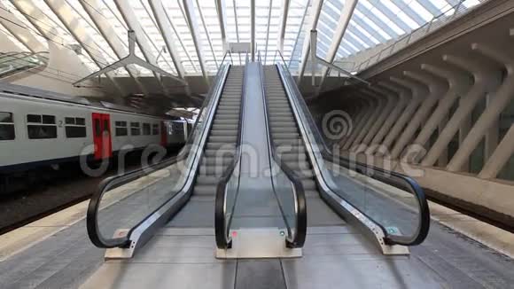 列日中央火车站的自动扶梯视频的预览图