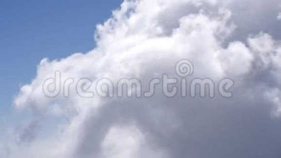 快速移动的云层在山上的时间推移视频的预览图