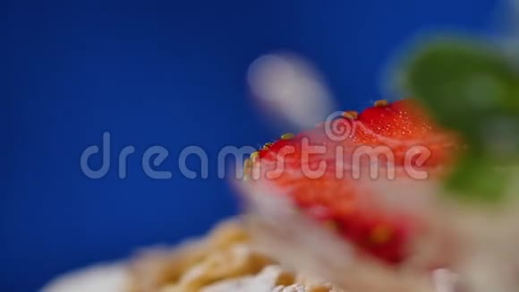 层蛋糕配薄荷草莓蓝莓高级蛋糕宏视频的预览图
