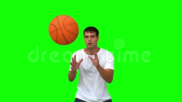 一个人在绿色的屏幕上抓篮球视频的预览图