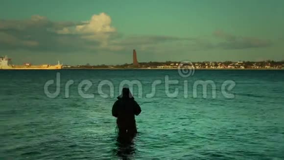 日落时分的渔夫德国基尔拉波视频的预览图