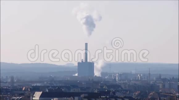 发电厂产生的烟雾从烟囱里冒出来视频的预览图