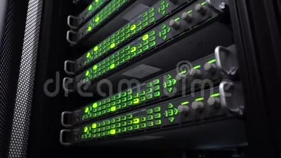 数据中心服务器机架闪烁LED绿灯音频电信架视频的预览图