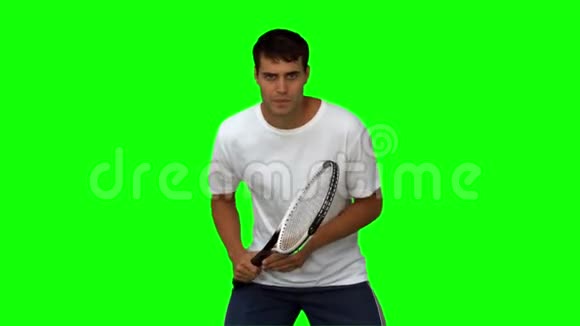 在绿色屏幕上打网球时的帅哥训练视频的预览图