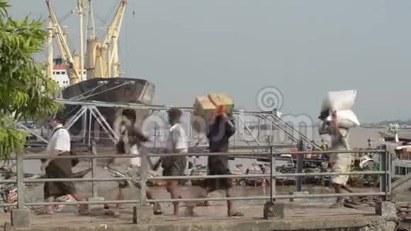 港口码头和JTY亚洲两条舷梯船附近可看到工人视频的预览图