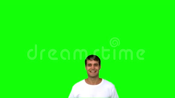 快乐的男人举起双臂在绿色屏幕上视频的预览图