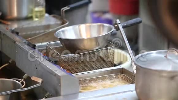 厨房烹饪过程中视频的预览图