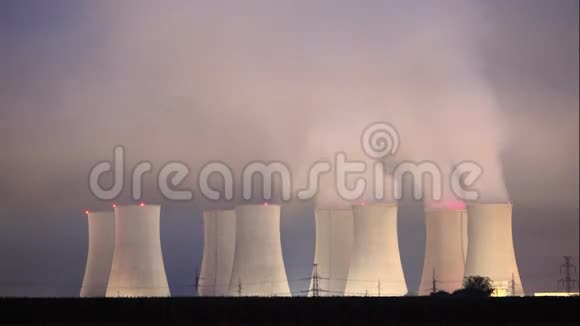 核电站在夜间运行视频的预览图